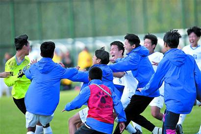 8连败！湖人逆转创NBA第一神迹，詹姆斯狂轰30+8+8，东契奇险受伤